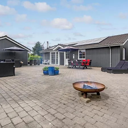 Holiday home Stunning In Oksbl With Kitchen