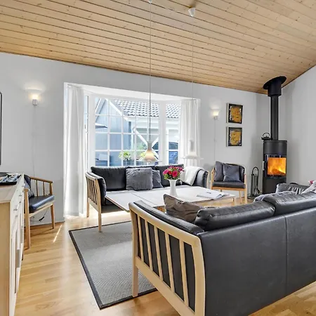 Stunning In With Kitchen 펜션 Oksbøl